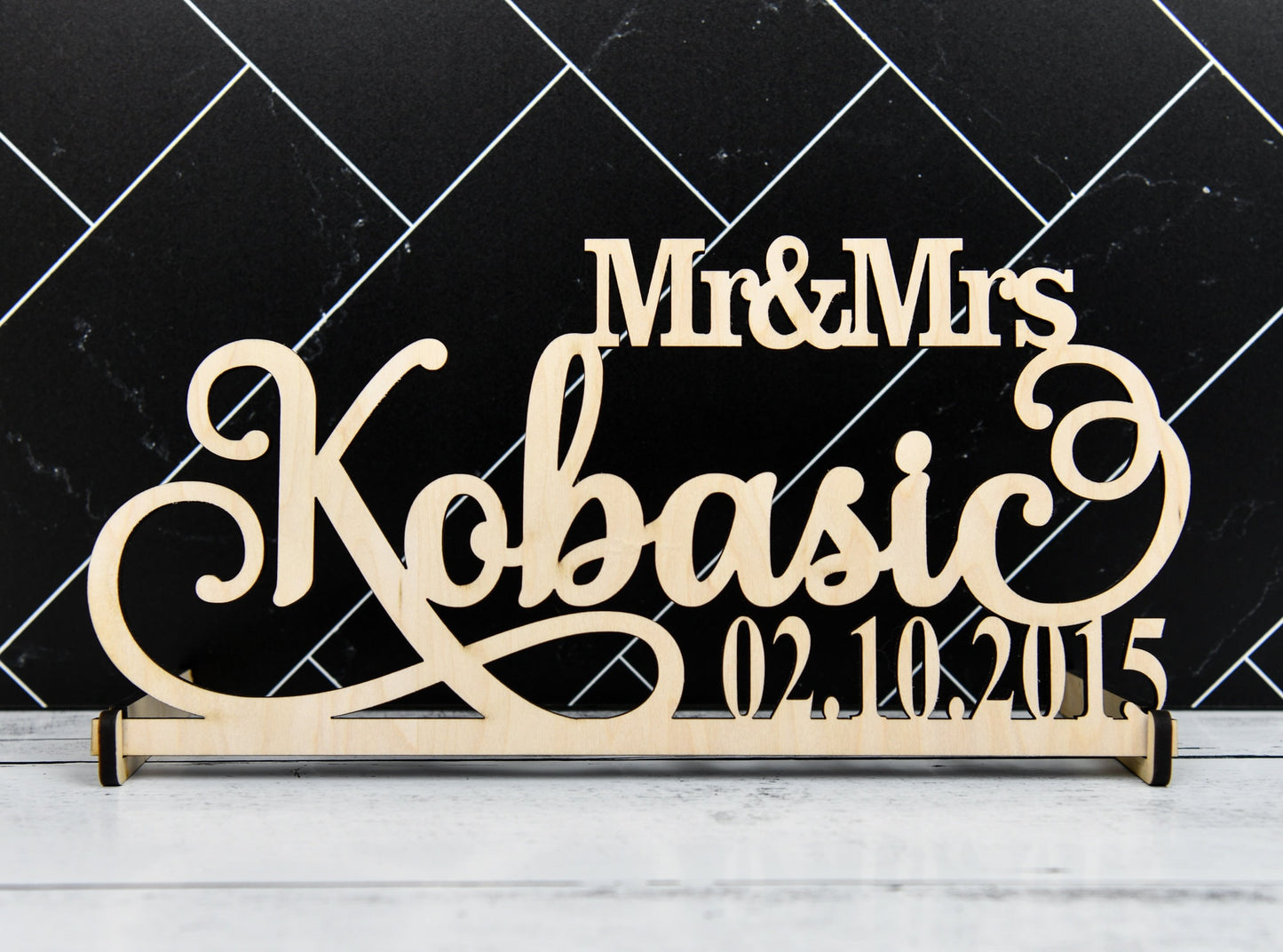 Mr and Mrs Sign with Date, Script Wedding Custom Name Sign, Script Mr & Mrs Wood Name, Personalized Name Sign, Mr Mrs Sweetheart Table Sign