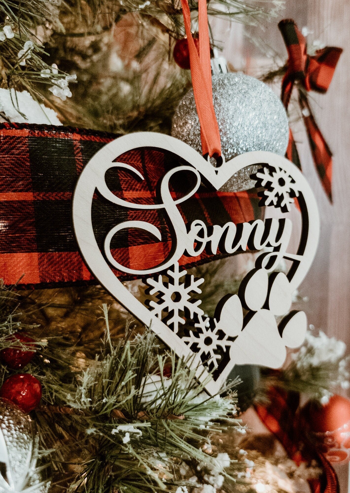 Personalized Pet Paw Print Christmas Ornament in Heart, Custom Dog or Cat Print xmas Tree Ornaments, Wooden Stocking Name Tags For Pet Decor
