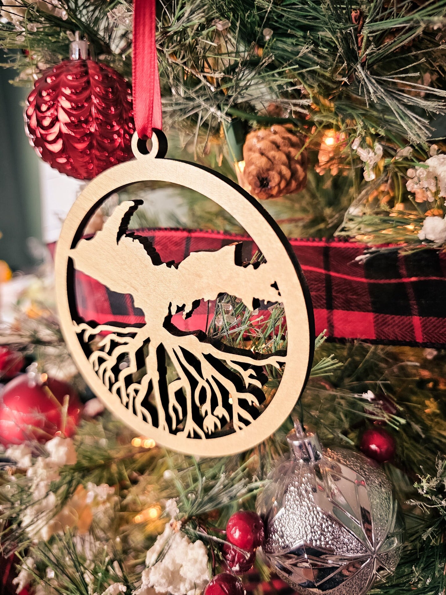 Yooper Roots Christmas Ornament, Wood Upper Peninsula of Michigan Wooden Ornament, Upper Michigan Round Xmas tree souvenir UP