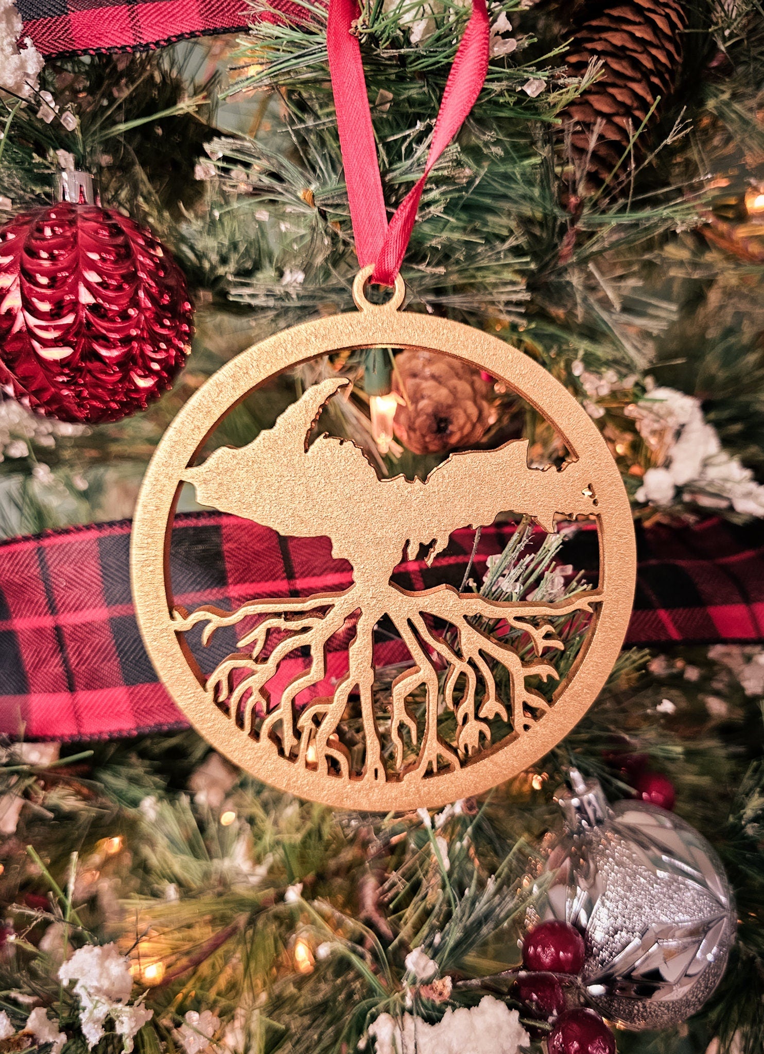 Yooper Roots Christmas Ornament, Wood Upper Peninsula of Michigan Wooden Ornament, Upper Michigan Round Xmas tree souvenir UP