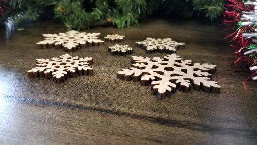 50pcs 20mm Wooden Snowflakes Slices, Colored Wood Snow Shaped Cutouts for  DIY Christmas Crafts