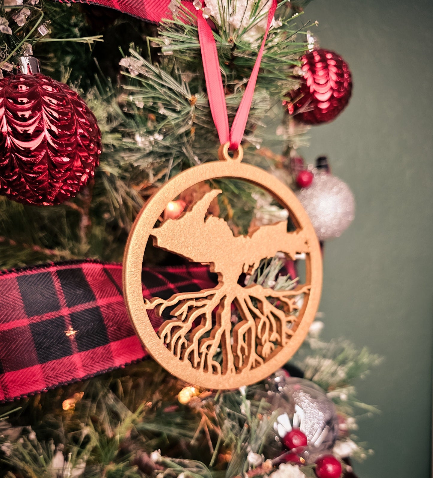 Yooper Roots Christmas Ornament, Wood Upper Peninsula of Michigan Wooden Ornament, Upper Michigan Round Xmas tree souvenir UP